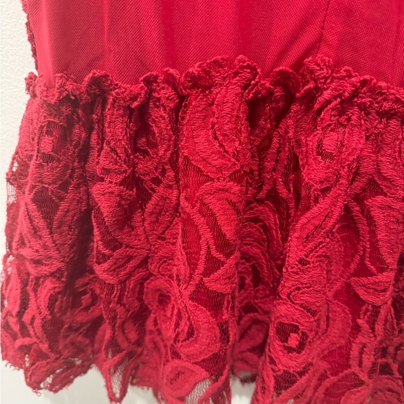 2/$20 Women’s Dynamite Red Lace Sleeveless top - Picture 6 of 9